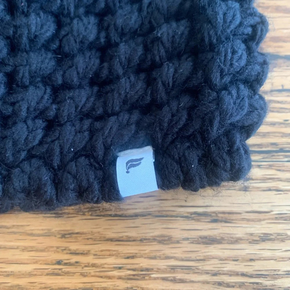 Fabletics hat, beanie with a ball, pompom - Picture 4 of 5